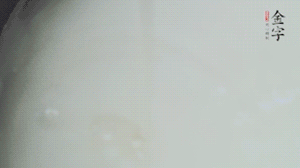 將浸泡了30分鐘的米放入電飯煲中，在水中加入半勺油。