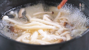 依次放火腿、豆腐，加水大火燒開(kāi)，小火燉煮20分鐘，出鍋前撒上蔥花即可。
