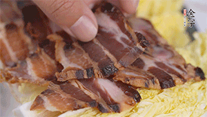 依次擺放娃娃菜和醬肉。