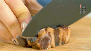 金字風(fēng)味醬肉切成片，上鍋蒸15分鐘。