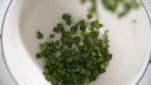 韭菜洗凈，切粒。