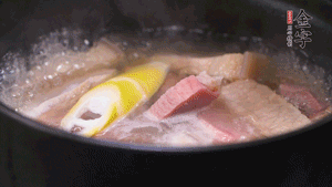 火肉、豬肉加料酒、清水大火煮開(kāi)后，加入春筍小火慢燉40分鐘，出鍋前撒蔥花即可。