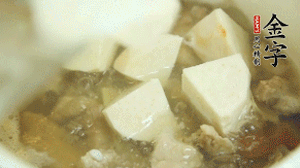 加入適量清水、黃酒燉開(kāi)后，小火煮1小時(shí)即可。
