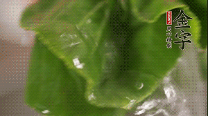 小青菜從根部掰開(kāi)，分別洗凈。