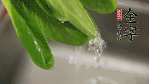 燒一鍋開(kāi)水，滴一點(diǎn)油，水開(kāi)后汆燙青菜至斷生即可。