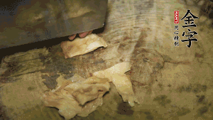 加適量溫水淹沒(méi)食材，大火燉至水沸后再小火慢燉1小時(shí)，出鍋前10分鐘加枸杞。（焯過(guò)水后的豬蹄不應再用涼水，用溫水燉煮更容易軟爛。也可以用高壓鍋或者有煲湯功能的電飯煲，省時(shí)又便于入味。）