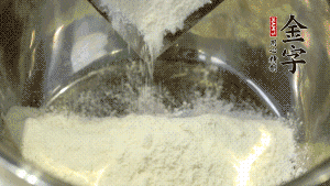【油皮】1．將油皮材料放入料盆中，緩緩加100ml水，攪拌成雪花片狀。在案板上反復揉搓成有一定筋度的光潔面團，搓成12個(gè)團子。