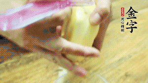 將食材洗凈，茄子、土豆切滾刀塊。