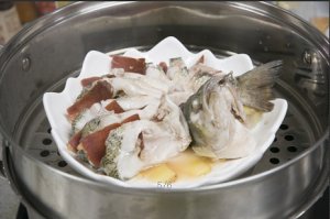 將鱸魚(yú)成花狀擺好，將火腿切片放入各縫隙中，放入鍋中隔水蒸12分鐘拿出，撒上蔥花即可。