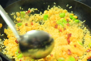 然后加入炒好的食材混合均勻，炒熟即可。出鍋前加少許黑胡椒、鹽和蔥花就可以啦?。?！