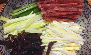 黑木耳泡發(fā)，黑木耳、韭黃、雷筍、青椒切成絲。