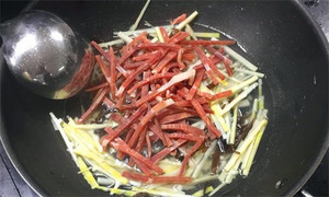 火腿絲、筍絲、黑木耳絲汆水后，瀝干。