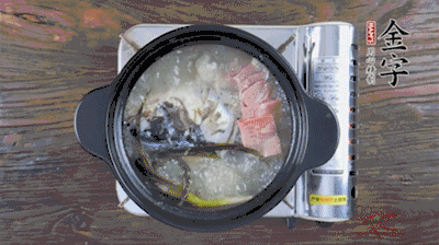 放豆腐、海鮮菇繼續中小火煮5分鐘。