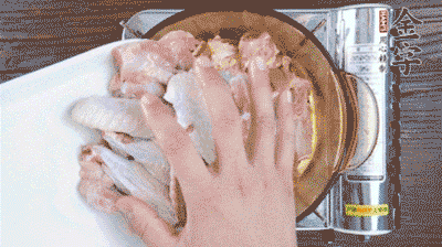 加料酒、蔥姜焯水2分鐘，清洗備用。