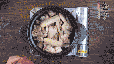 將雞肉塊、火腿、料酒、姜一同放入在燉鍋中，加冷水大火煮開(kāi)后，小火燉煮40分鐘。