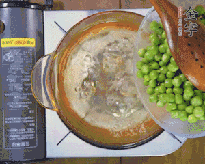 豌豆粒焯水30秒，過(guò)涼水。