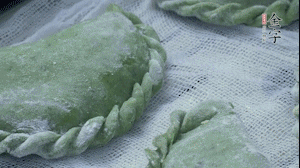 【制作】2.蒸架上墊浸濕的屜布，再放上清明果，大火蒸10~15分鐘，完成，出鍋啦！