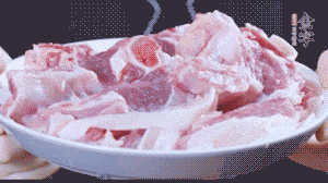 新鮮羊肉冷水入鍋，加姜片、清水焯水，除去血沫。