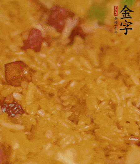 放一撮鹽、生抽少許，倒入炸好的芋頭。最后撒蔥花、蒜末翻炒均勻。