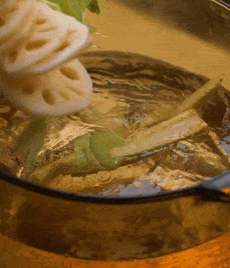 把玉米筍（對半切開(kāi)）、西芹（切斜片）、蓮藕（切片），放入開(kāi)水鍋內，加點(diǎn)少許鹽、油，汆燙2分鐘。