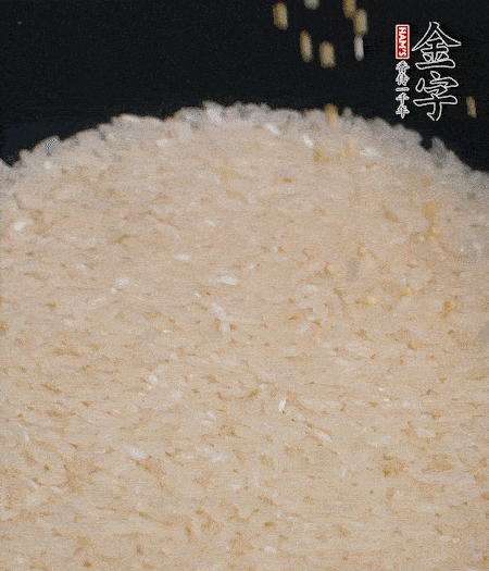 大米和小米一起燜成米飯。