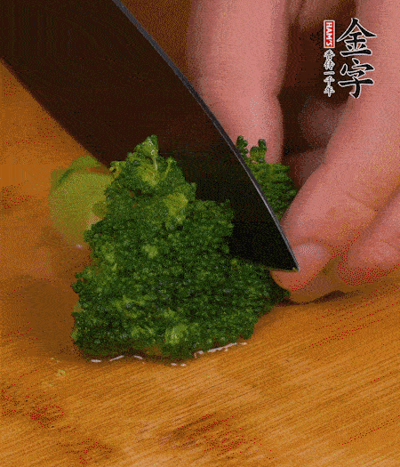 西蘭花用淡鹽水浸泡十幾分鐘后過(guò)開(kāi)水焯燙熟后撈出。