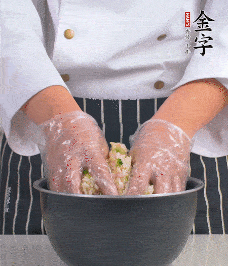 米飯中放西蘭花碎、咸肉丁，加少許黑胡椒、十來(lái)滴橄欖油拌勻。