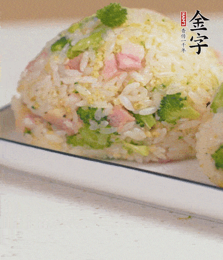 拌好的飯攥成飯團。