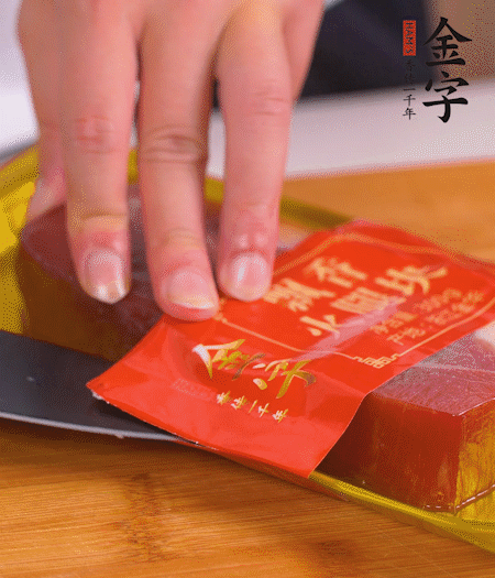 金字火腿切片，生姜切絲，蔥白切末。