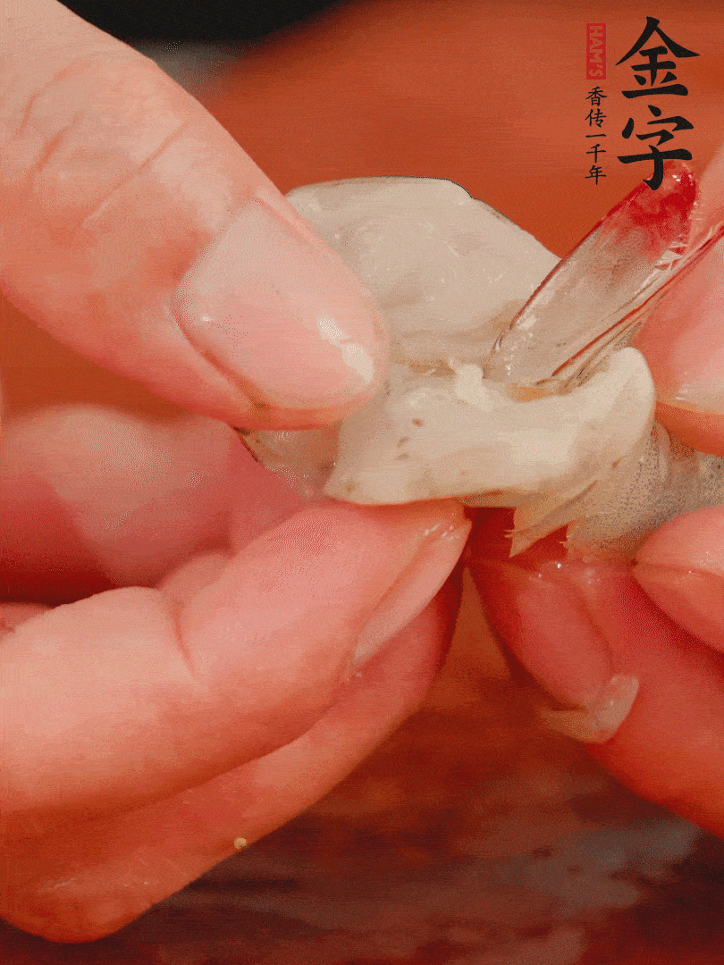 鮮蝦去掉蝦線(xiàn)，翻轉蝦尾做個(gè)好看的照型。