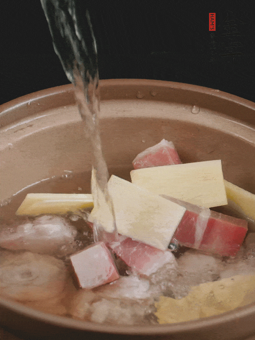 雞塊、火腿、姜片加適量料酒、清水燉80分鐘。