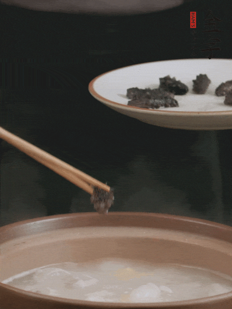 期間雞湯燉到80分鐘時(shí)，加小海參再燉10分鐘。