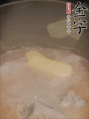 排骨洗凈，加生姜、黃酒焯水，溫水洗凈備用。