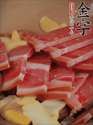 除鮑魚(yú)外的所有材料放進(jìn)鍋里，加清水、姜、黃酒，大火燒開(kāi)，轉小火煲90分鐘。