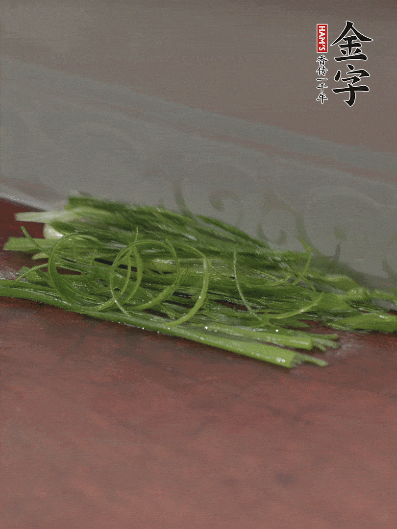 生姜切薄片，紅椒切細絲，小蔥蔥綠切細絲，泡入冰水中保持新鮮。