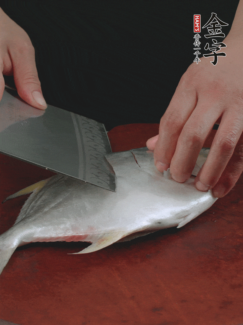 處理干凈銀鯧魚(yú)1條，表面斜刀切出花刀。