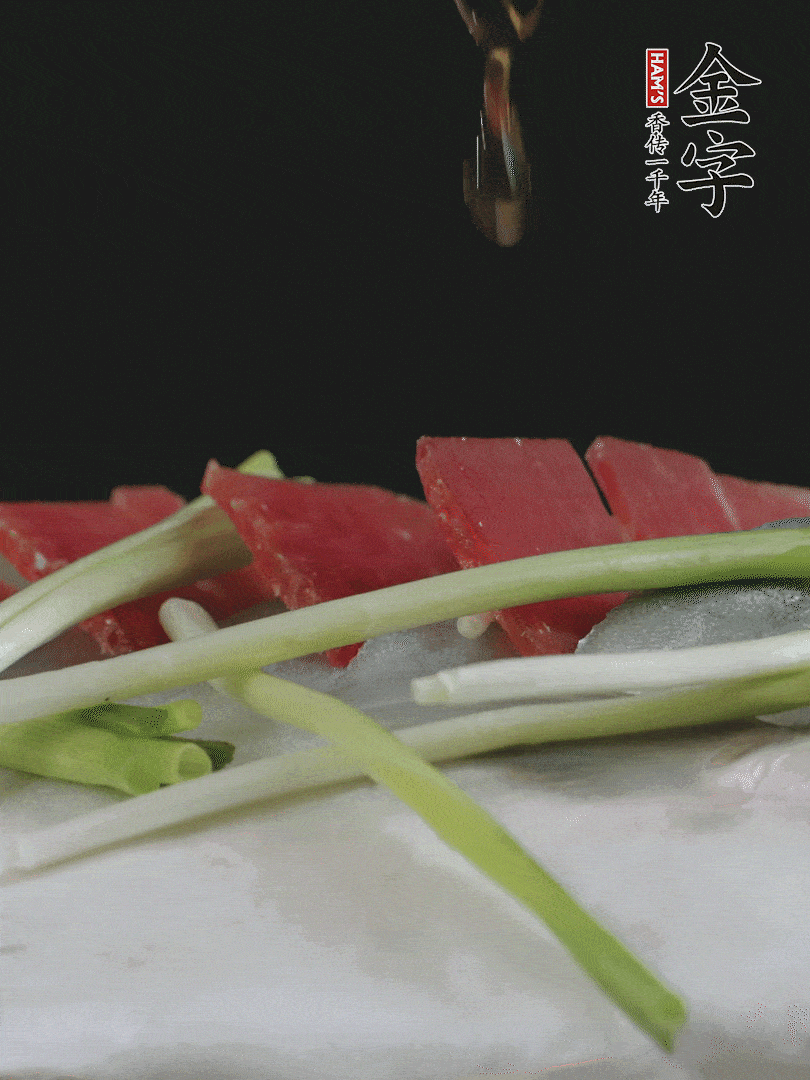 蔥白置于魚(yú)身，放適量豌豆，淋上花雕酒。
