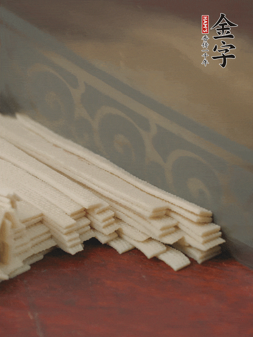 燉火腿期間，千張切細絲，白蘿卜去皮切細絲，蒜葉切細丁。