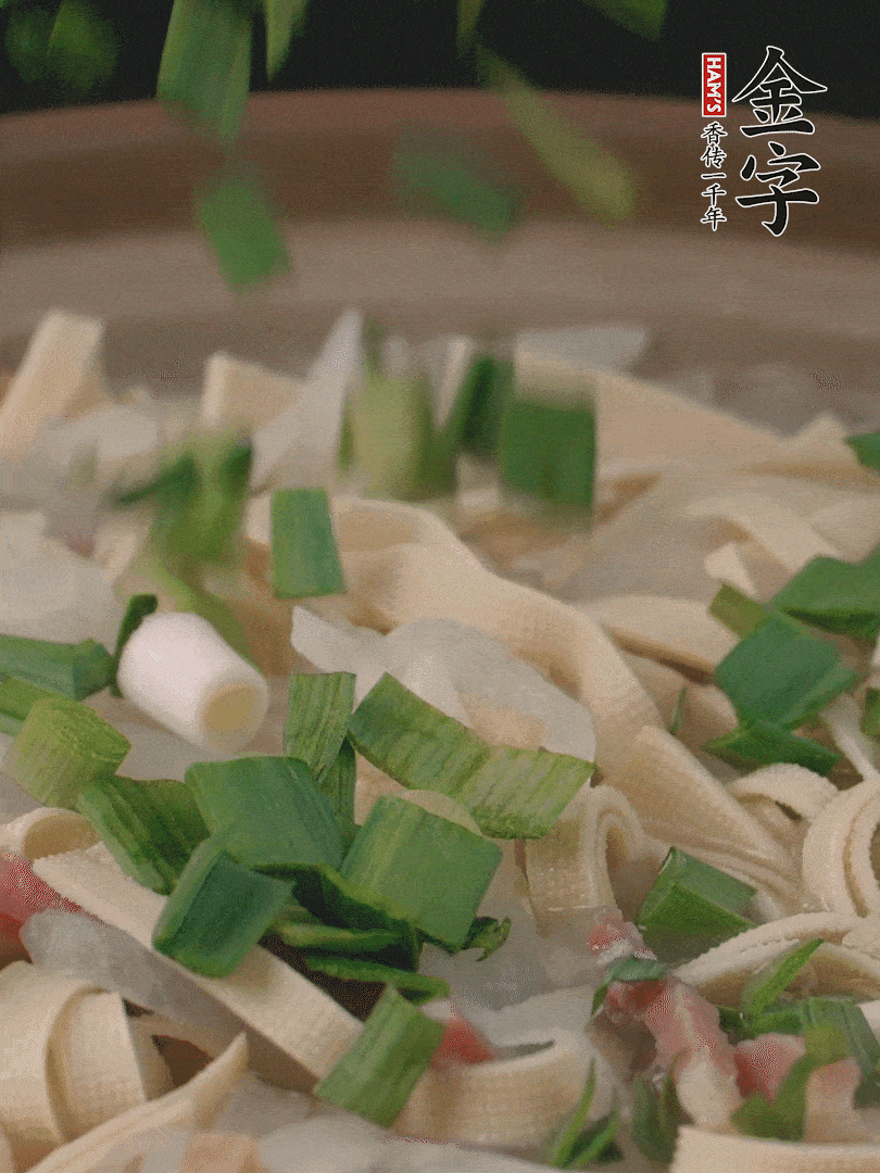撒點(diǎn)蒜葉。