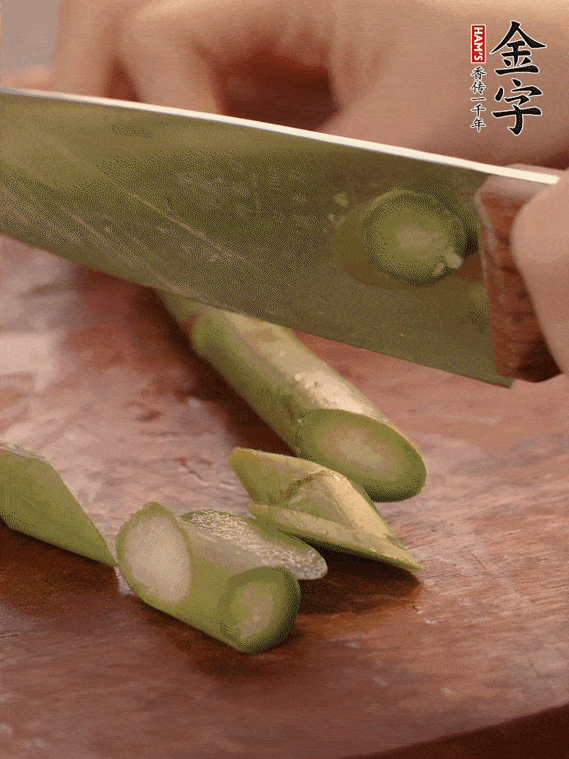 蘆筍去掉底部老的部分，斜切成段。白玉菇去掉根部，日本豆腐切成圓厚片。