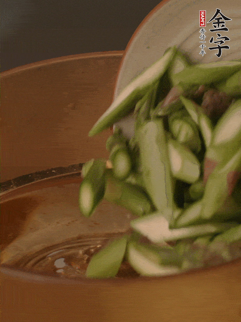 蘆筍、白玉菇焯水30秒備用。