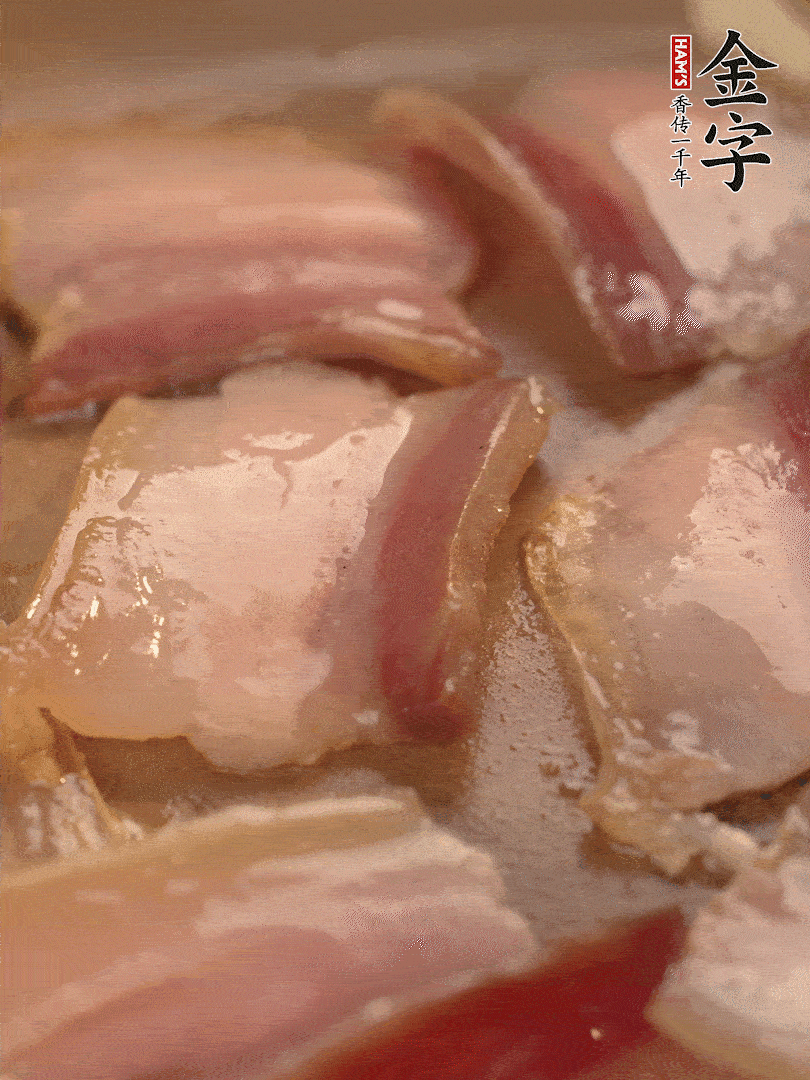 鍋中熱油煸香大蒜、咸肉。