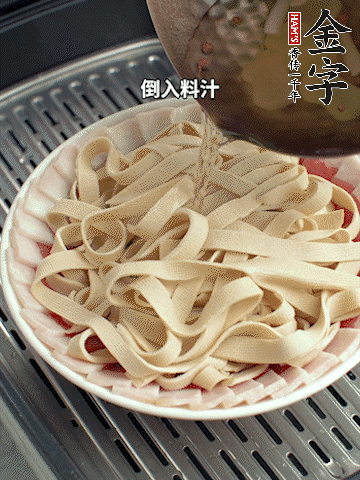 將料汁倒入食材中，改上保鮮膜蒸半小時(shí)。