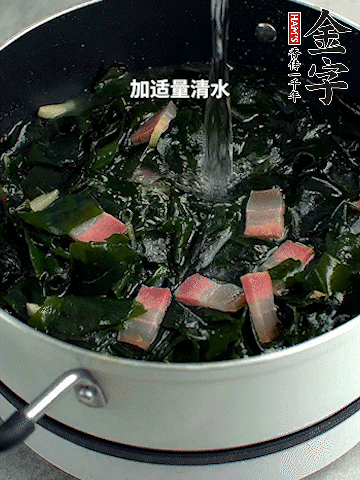 放入泡發(fā)好的裙帶菜翻炒一下，加適量清水燉煮。