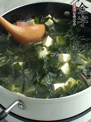 煮到沸騰后，再放入豆腐蓋蓋子煮3分鐘。