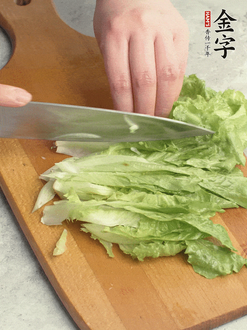 胡蘿卜、生菜、黃瓜切絲。
