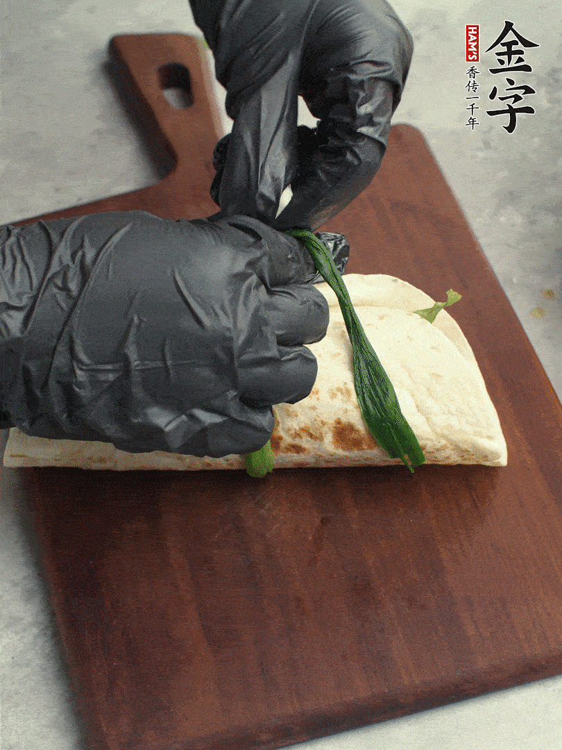用焯過(guò)水的小蔥打結。