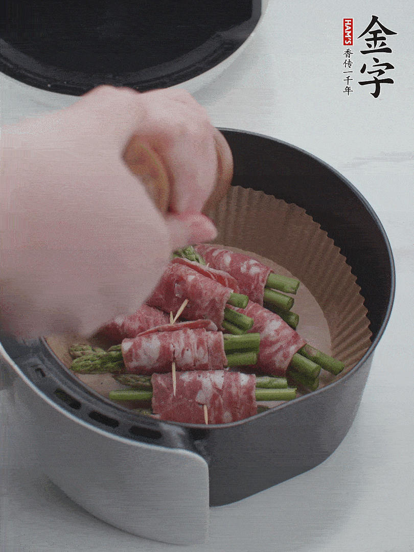 在培根卷上撒點(diǎn)黑胡椒碎。
