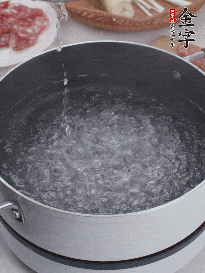 春筍去殼切片，焯水3分鐘。