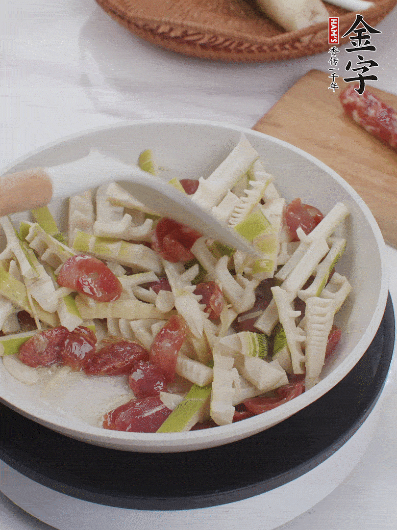 下春筍翻炒均勻，一小撮鹽調味。